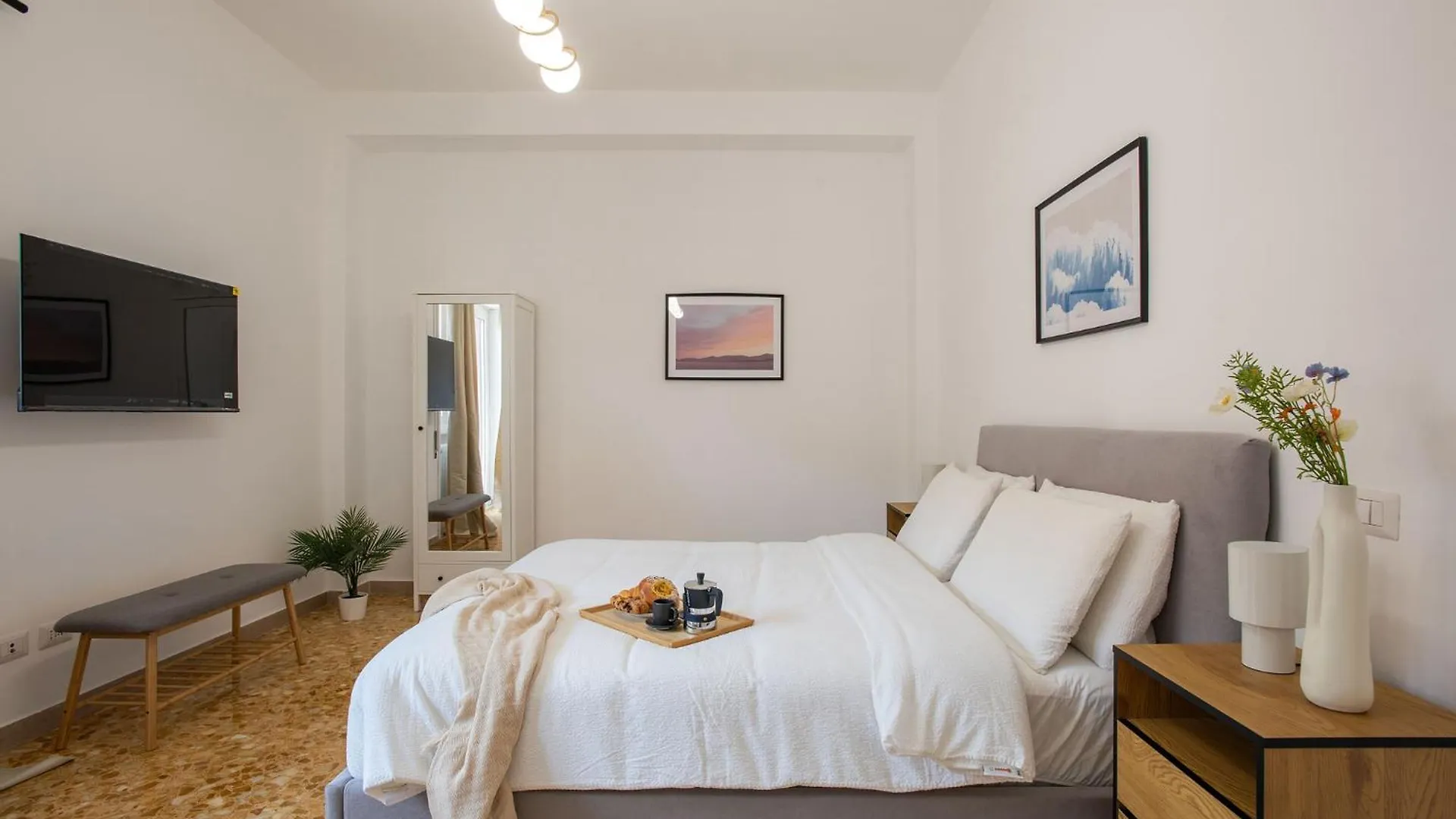 R&R-Tuscolana Spacious Apartment Front Of The Subway 로마 0*,  이탈리아