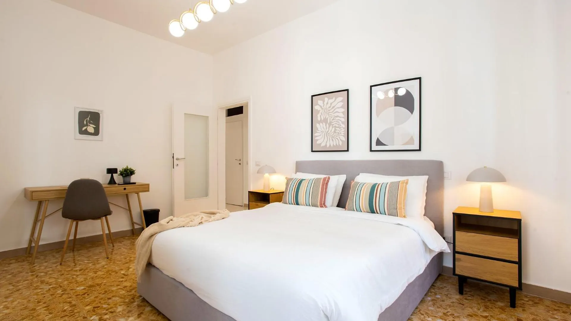 R&R-Tuscolana Spacious Apartment Front Of The Subway 로마 0*,  이탈리아