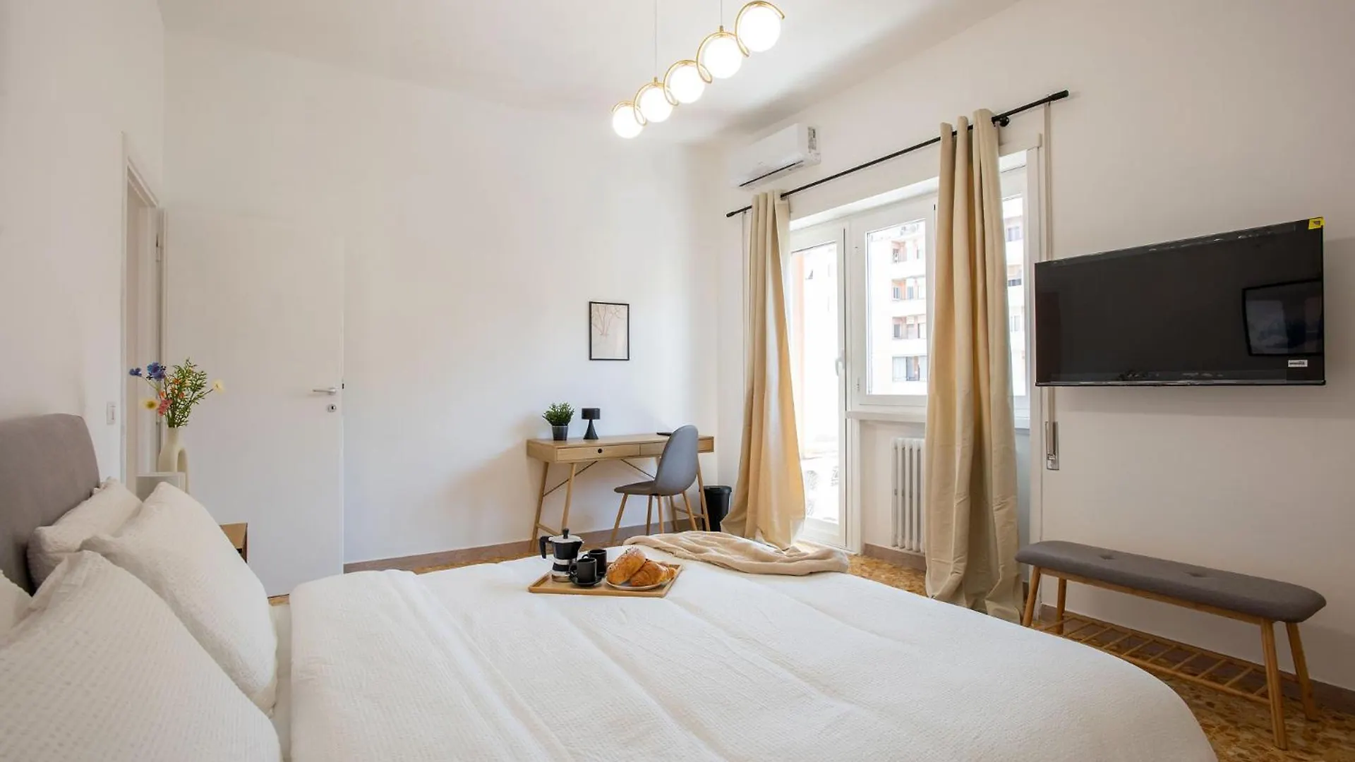 R&R-Tuscolana Spacious Apartment Front Of The Subway 로마 이탈리아