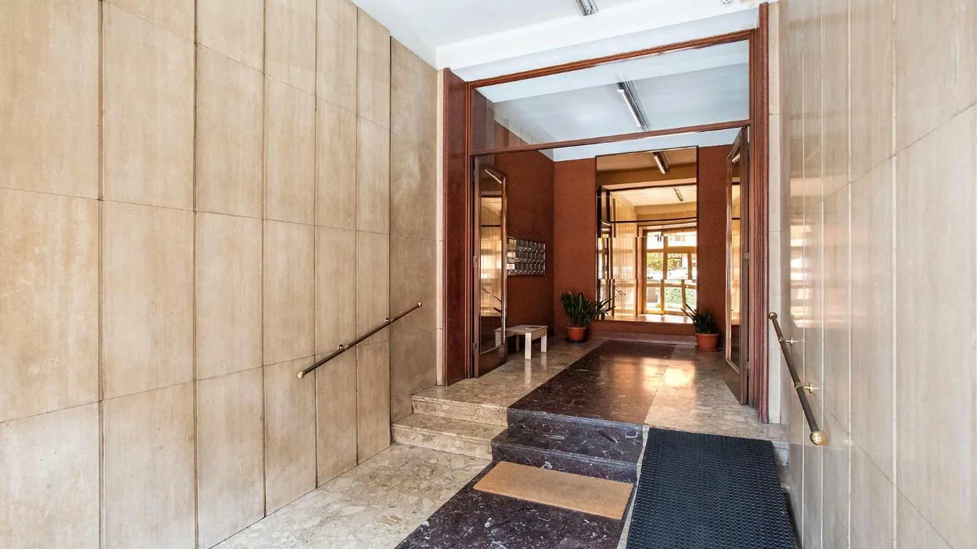 R&R-Tuscolana Spacious Apartment Front Of The Subway 로마 0*,