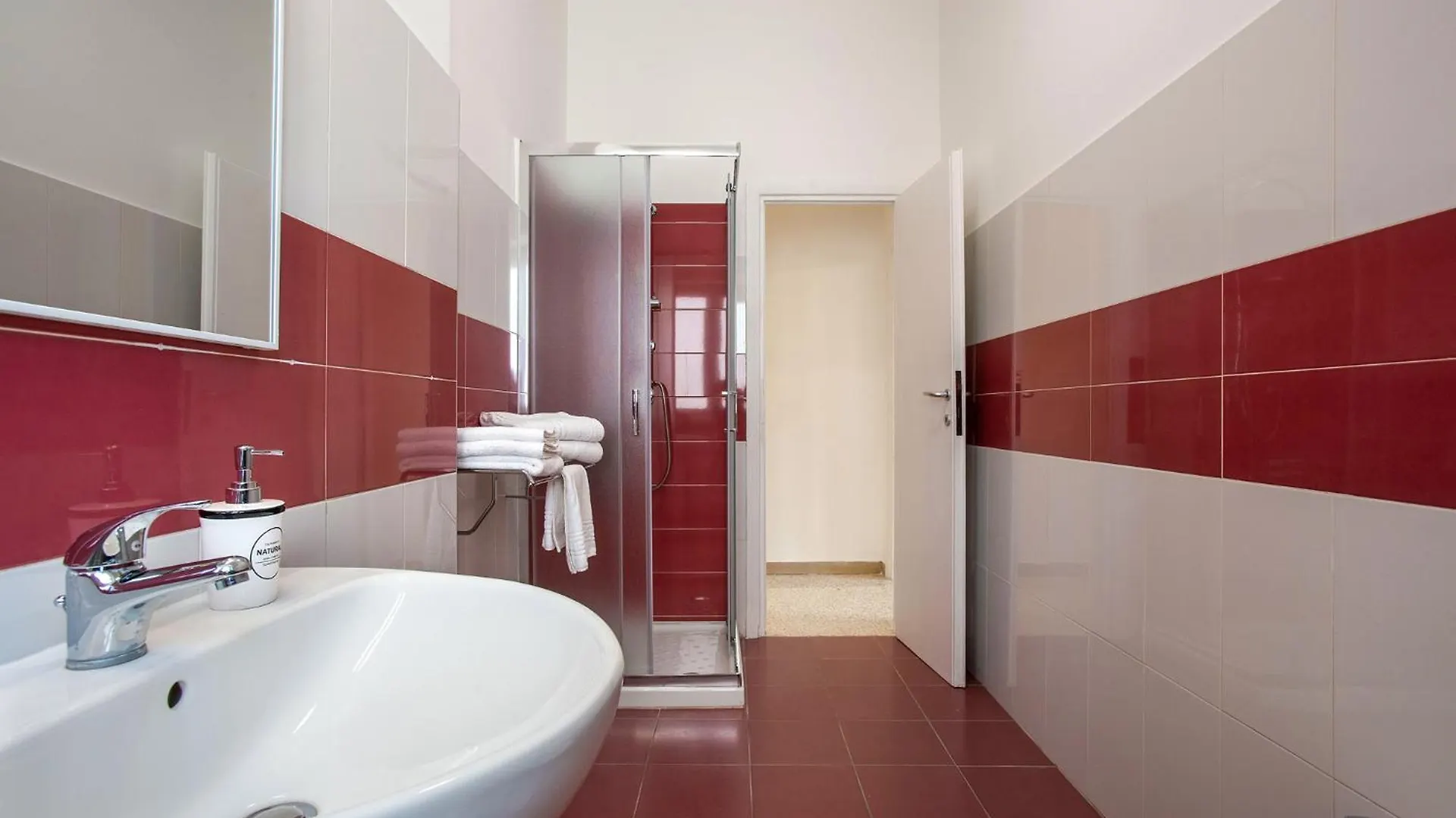R&R-Tuscolana Spacious Apartment Front Of The Subway 로마 0*,  이탈리아