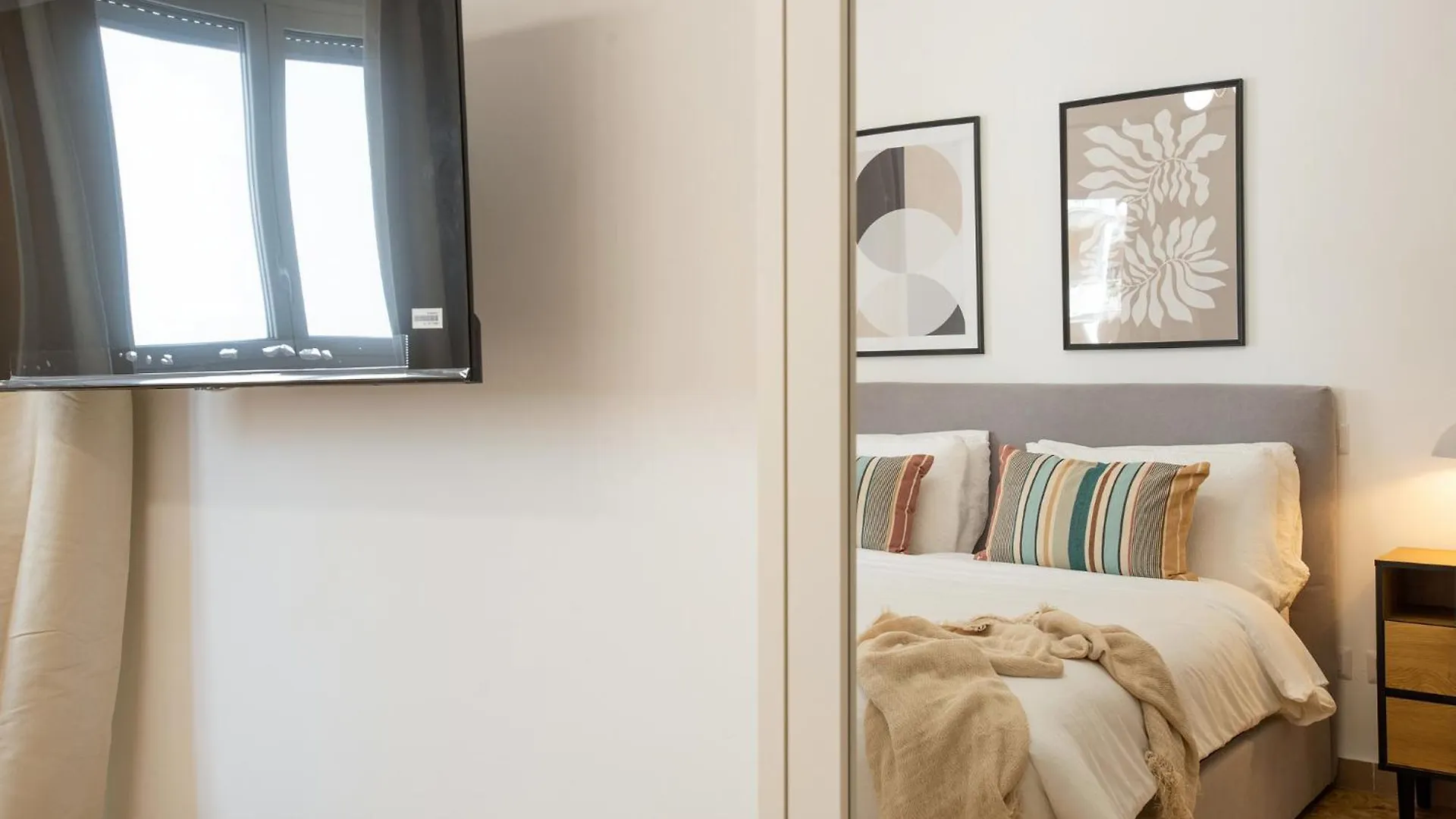 R&R-Tuscolana Spacious Apartment Front Of The Subway 로마 0*,