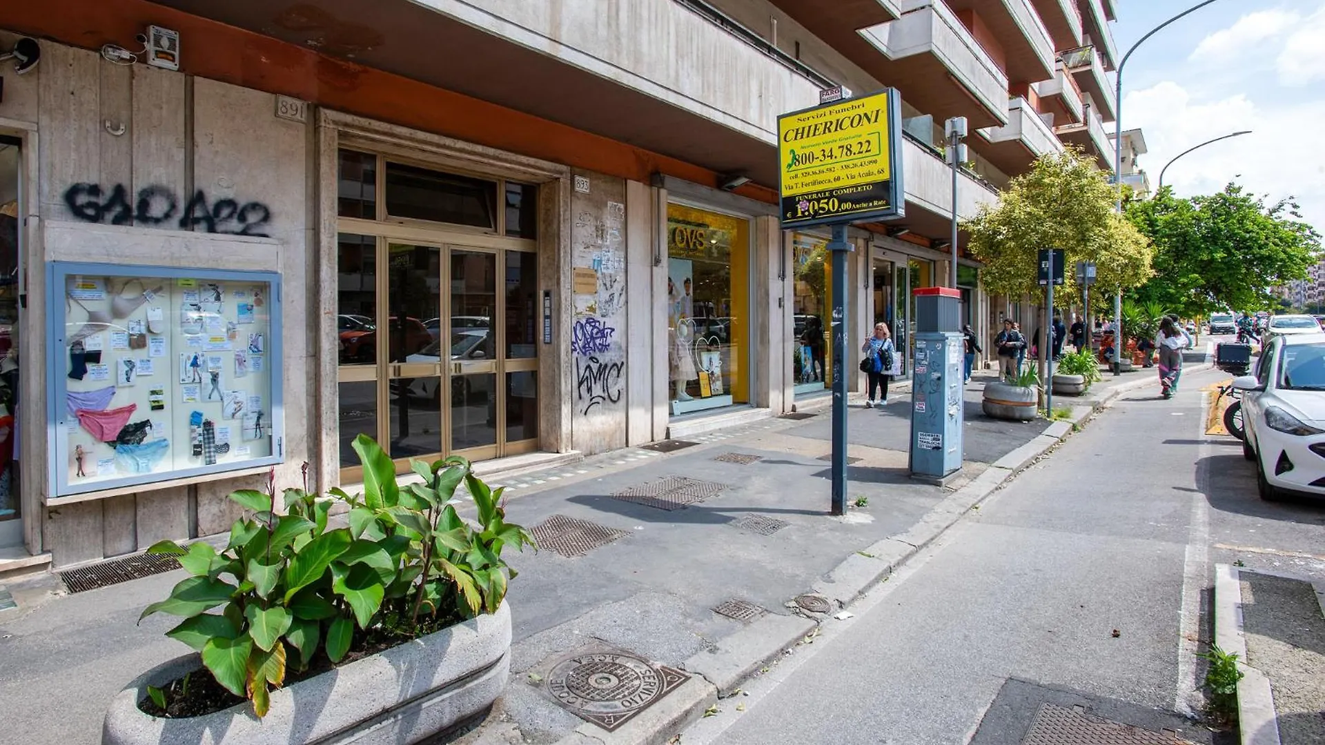 R&R-Tuscolana Spacious Apartment Front Of The Subway 로마 0*,  이탈리아