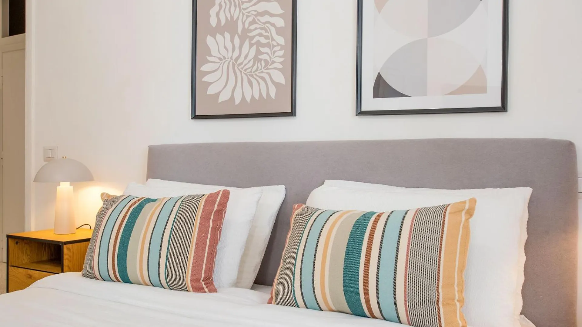 R&R-Tuscolana Spacious Apartment Front Of The Subway 로마 이탈리아