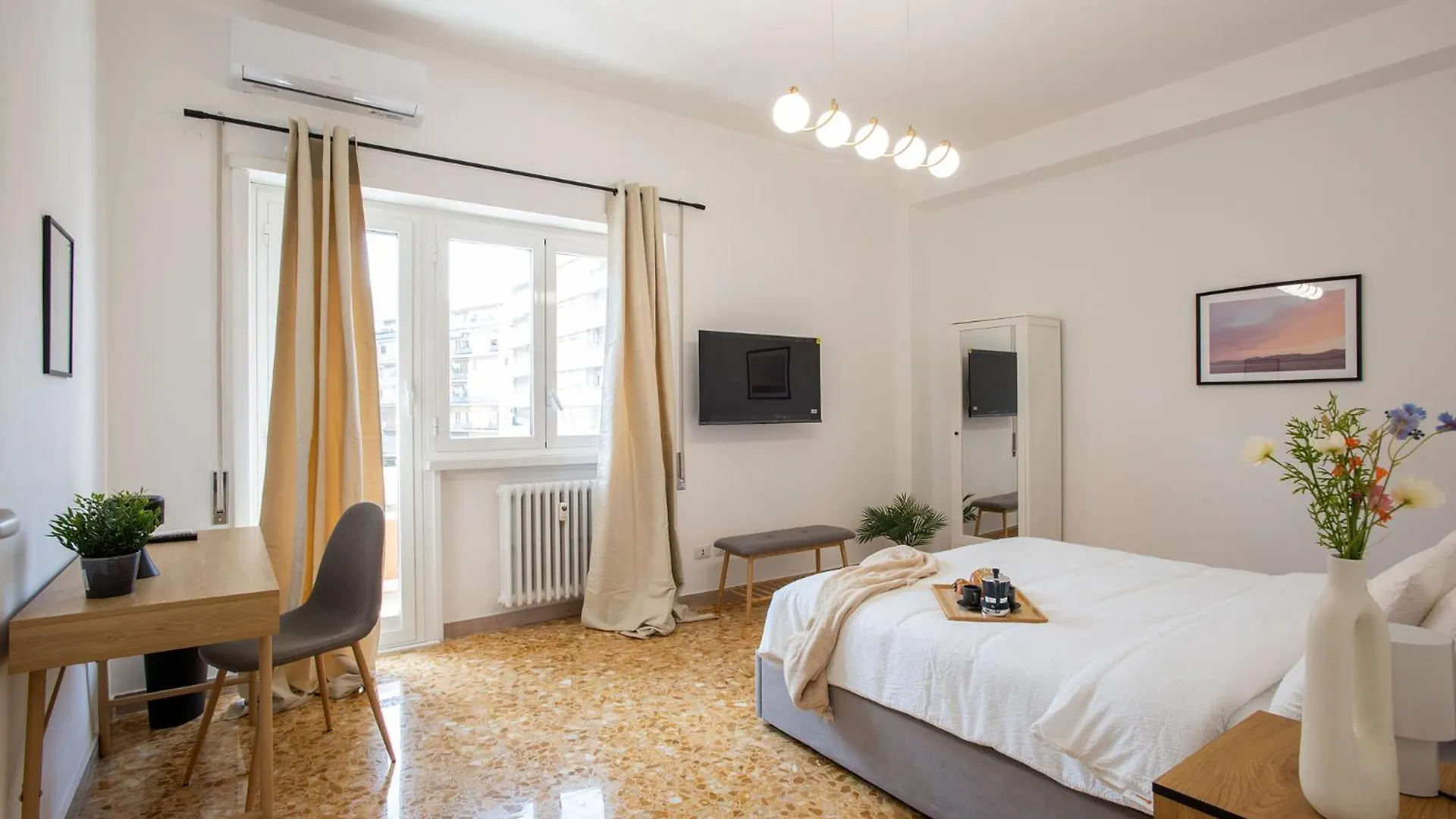 R&R-Tuscolana Spacious Apartment Front Of The Subway 로마 이탈리아