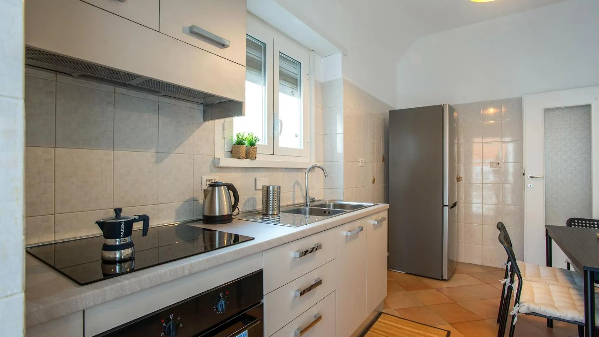 R&R-Tuscolana Spacious Apartment Front Of The Subway 로마 이탈리아