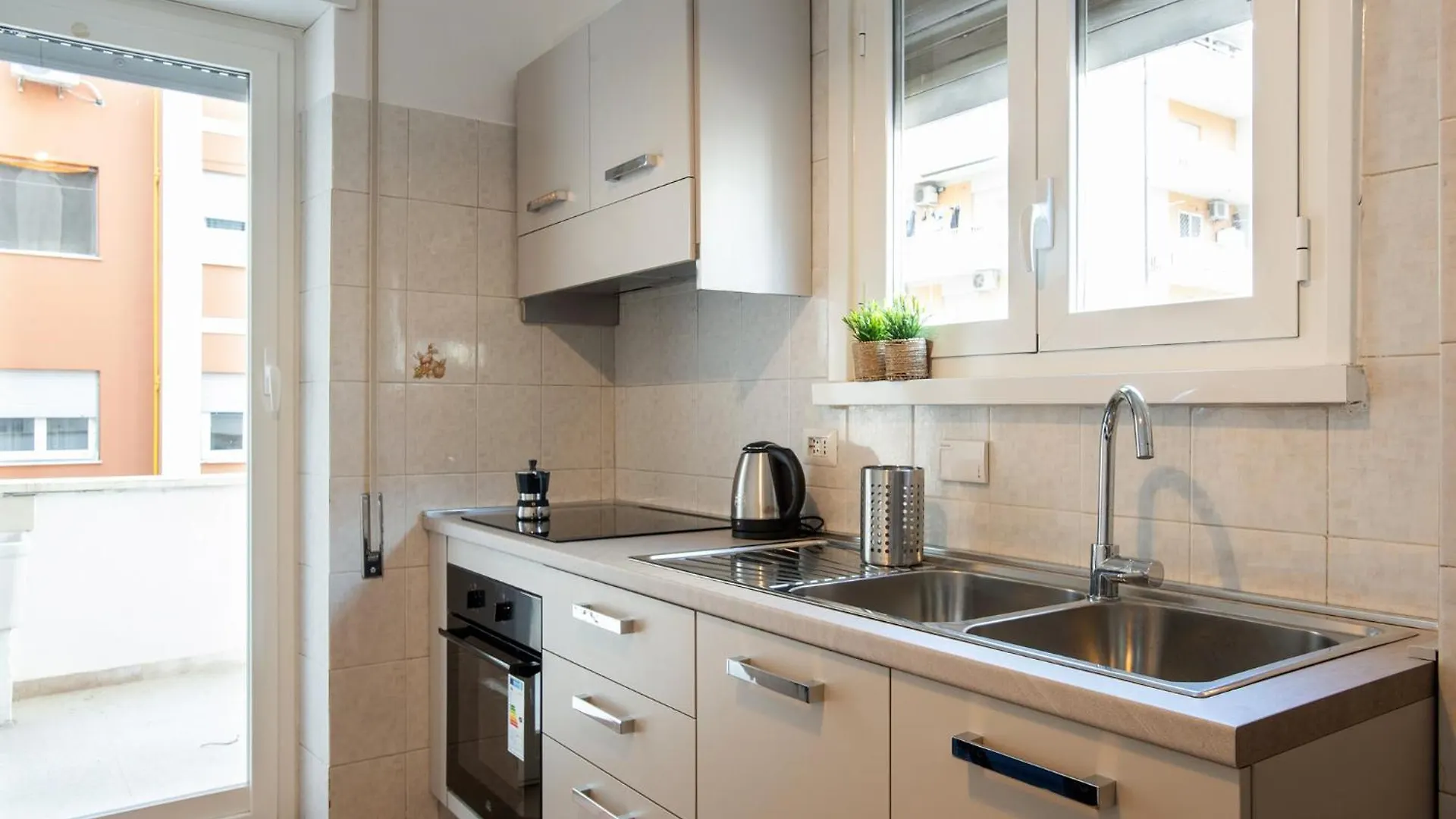 R&R-Tuscolana Spacious Apartment Front Of The Subway 로마 0*,  이탈리아
