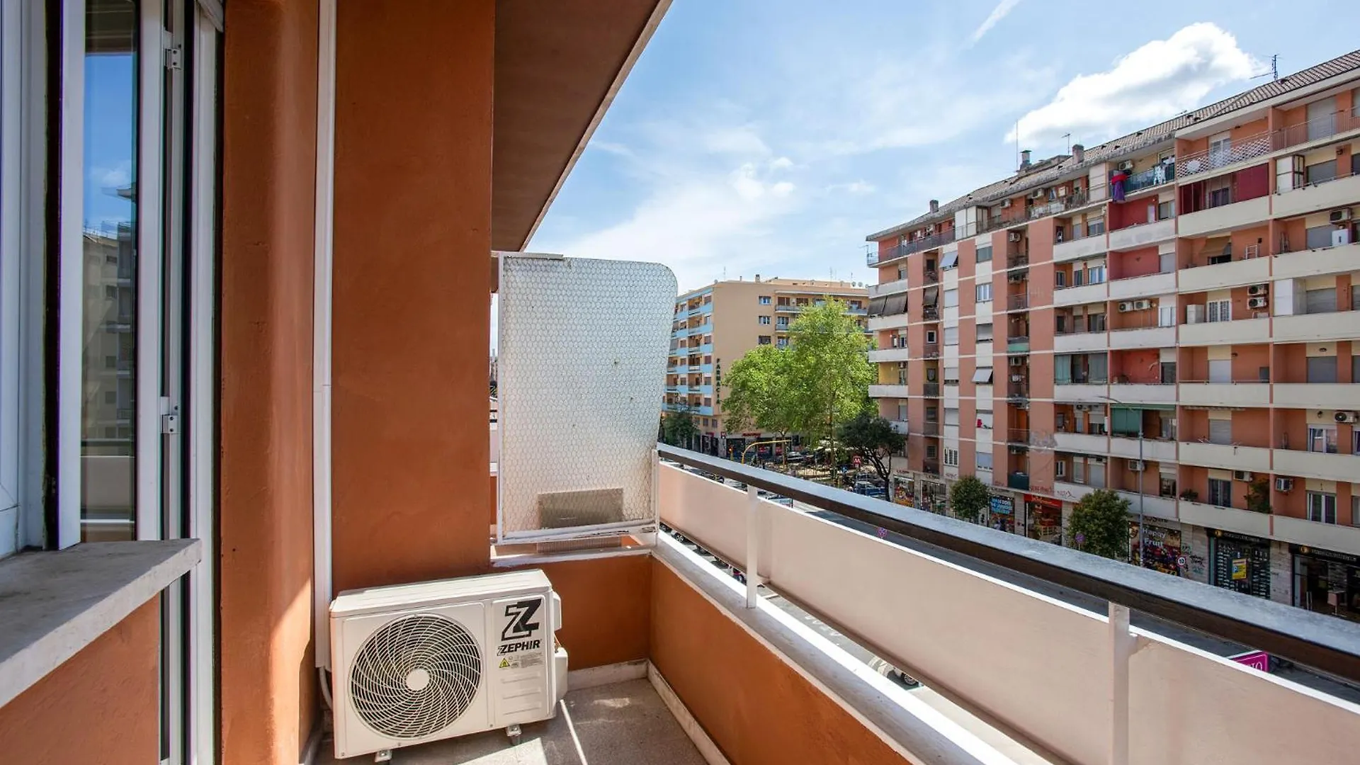 R&R-Tuscolana Spacious Apartment Front Of The Subway 로마 0*,