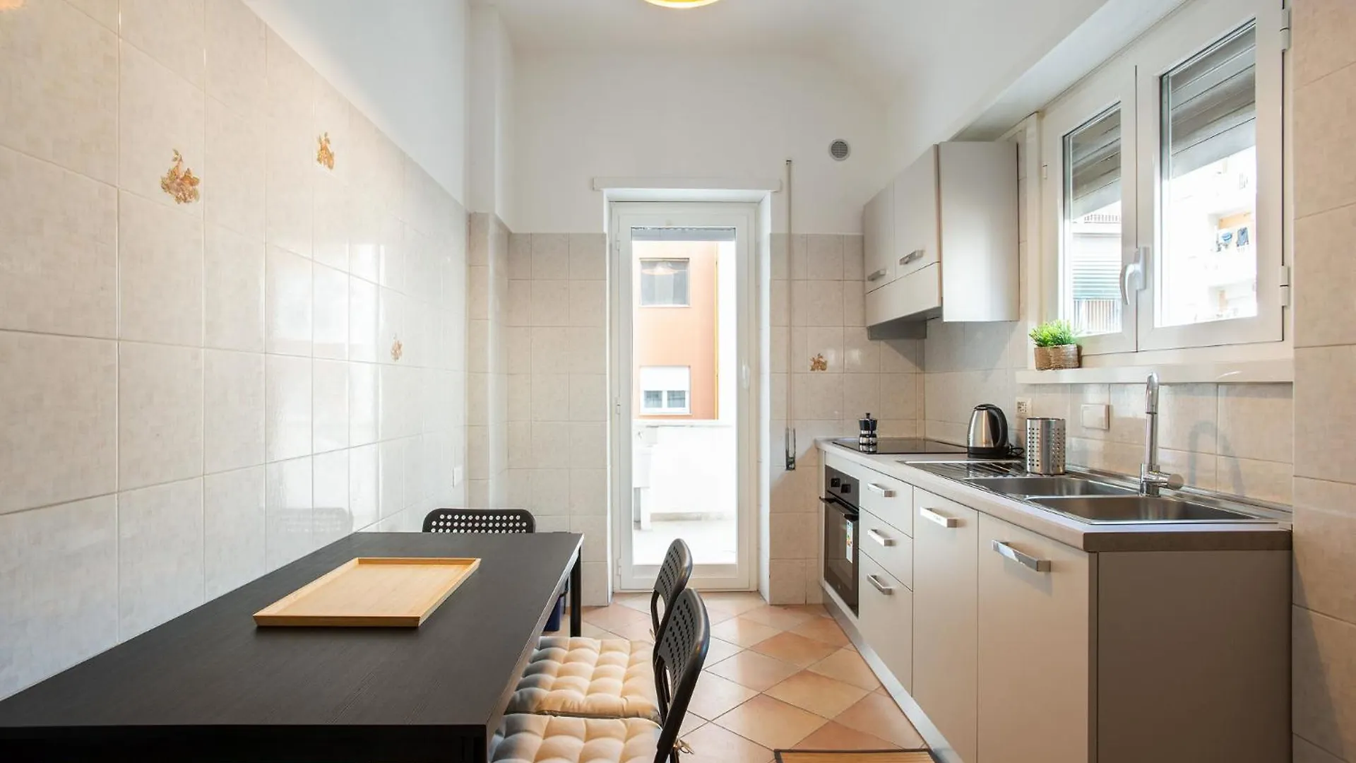 R&R-Tuscolana Spacious Apartment Front Of The Subway Roma İtalya